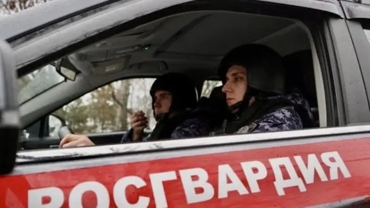 В Пензе росгвардейцы смогли вывести восемь человек из горящего дома