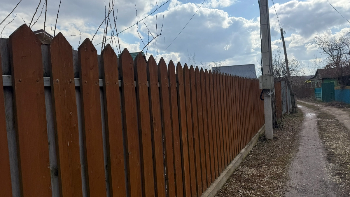 Соседи не верили, что у нее что-то получится: как американка сделала шикарный  забор на русской даче из хлама и мусора