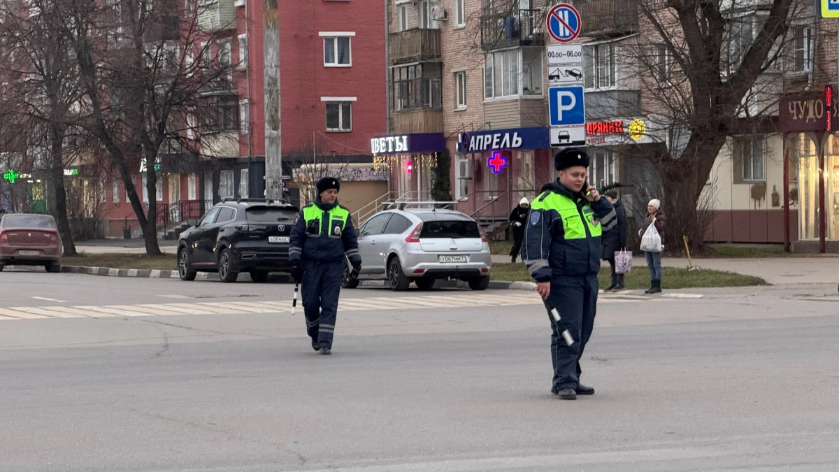 В вопросе поставлена жирная точка: можно ли повернуть налево под стрелку, если знак "движение прямо"
