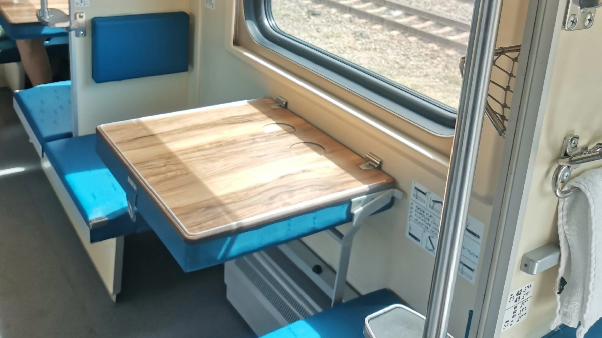 Вечный спор в поезде — имеет ли право пассажир нижней полки не пускать на неё соседа сверху - в РЖД поставили точку 