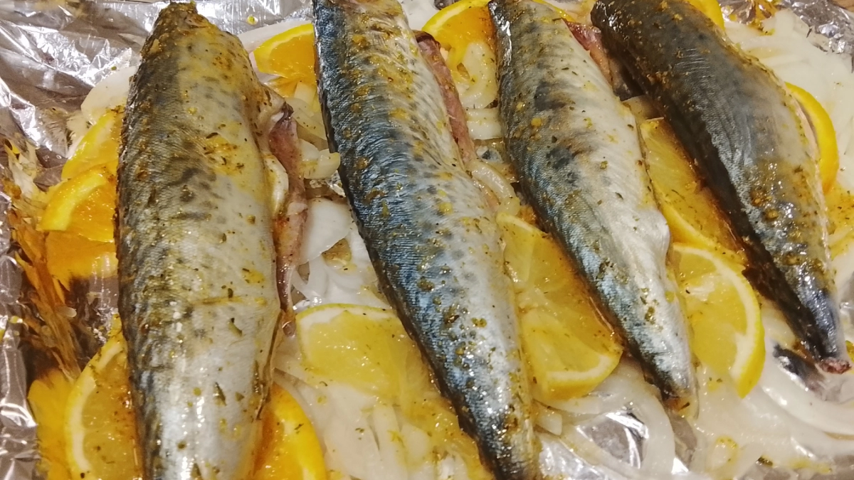 Всего 15 минут и вкусная соленая скумбрия у вас на столе - простецкий рецепт и посуда не нужна 