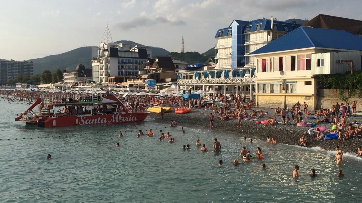 Российский курорт, про который мало кто знает, но он переплюнул Крым и Сочи - море чистое, вокруг лес и мало туристов 