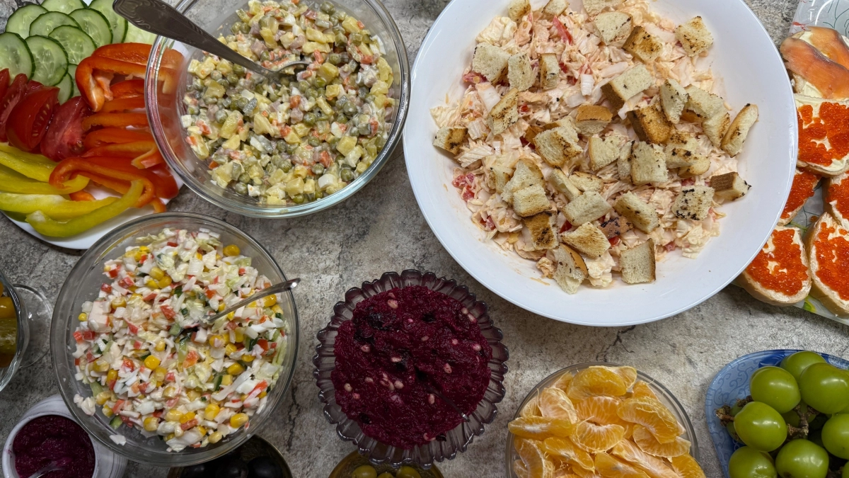 Сытный, но лёгкий салат Леди с курицей за 5 минут — просто готовить и красиво подавать, теперь мой любимый рецепт 