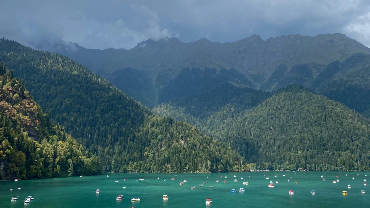 Бесплатных туалетов нет, грязь и скука: россиянин без прикрас рассказал про путешествие  по Золотому кольцу Абхазии