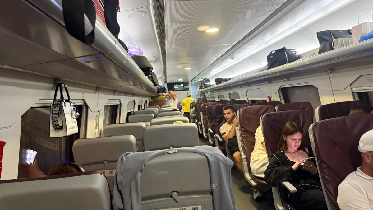 Беру 4 или 6 место — и в сидячем вагоне еду как королева: в поездах экономлю вдвое, без тесноты и духоты