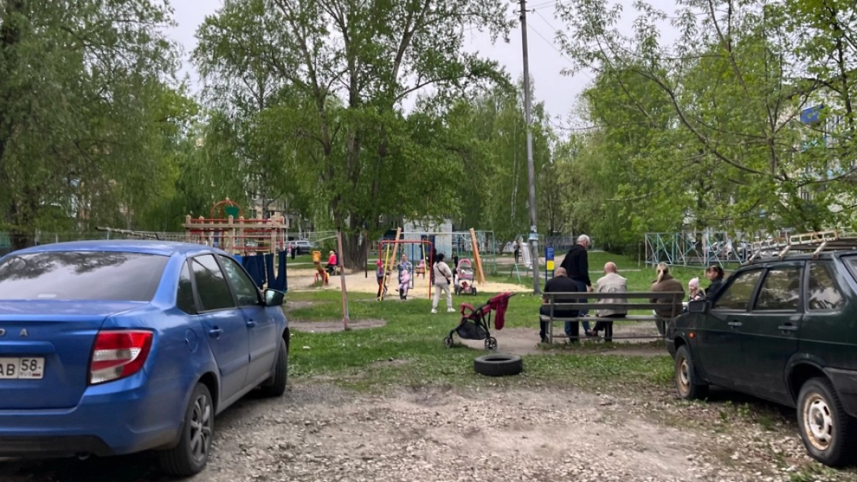 В Ленинском районе г. Пензы оштрафовали водителей, паркующихся на газонах