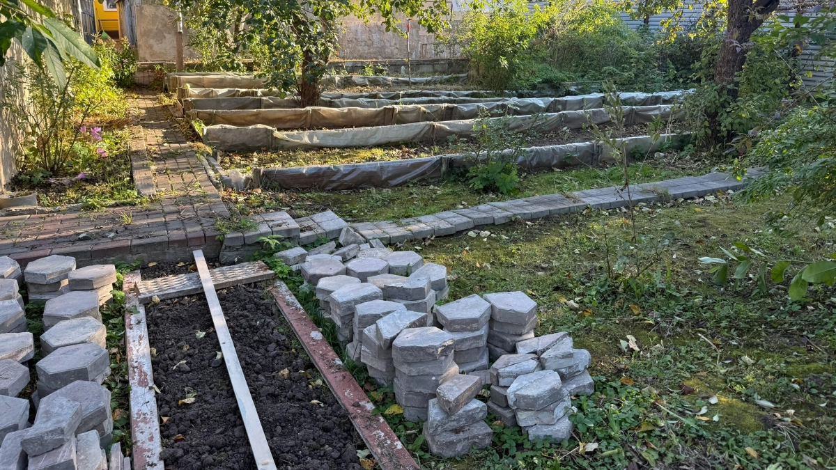 Заливаю садовые дорожки прочнее плитки: вся фишка в пропорции 1:3:4