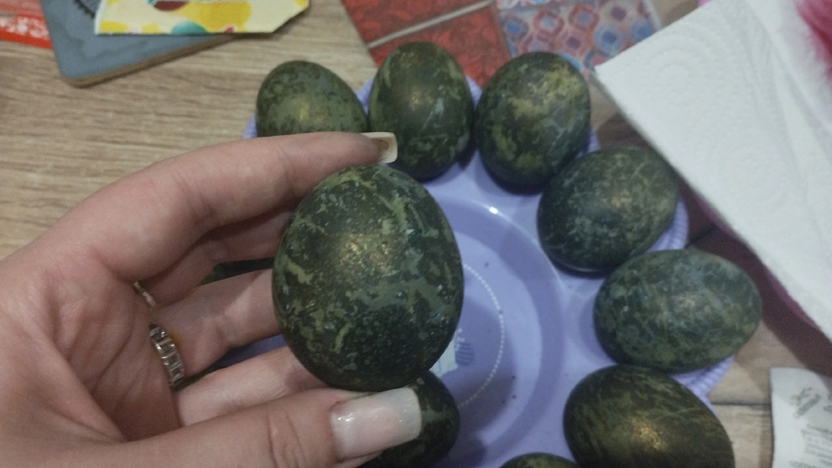 Красим яйца на Пасху: способ, который даёт цвет ярче изумрудов — и никакой химии