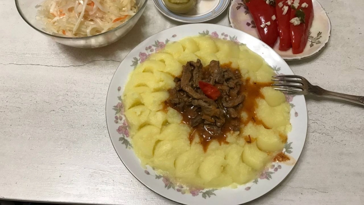 Минимум ингредиентов-максимум вкуса - рецепт сочного тушеного мяса на сковороде - секрет в одном овоще