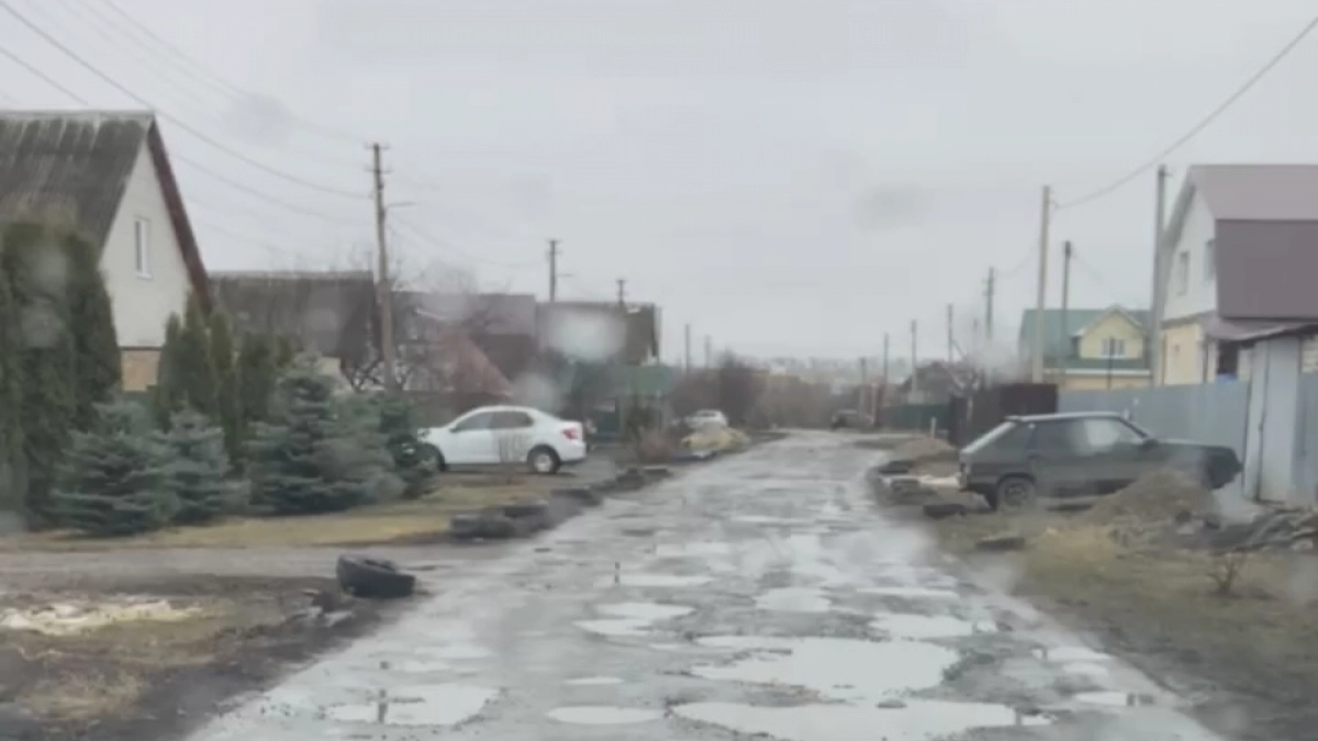 Коммунальщики открыто заявили об отсутствии ресурсов на благоустройство улиц с говорящим названием в Заре 