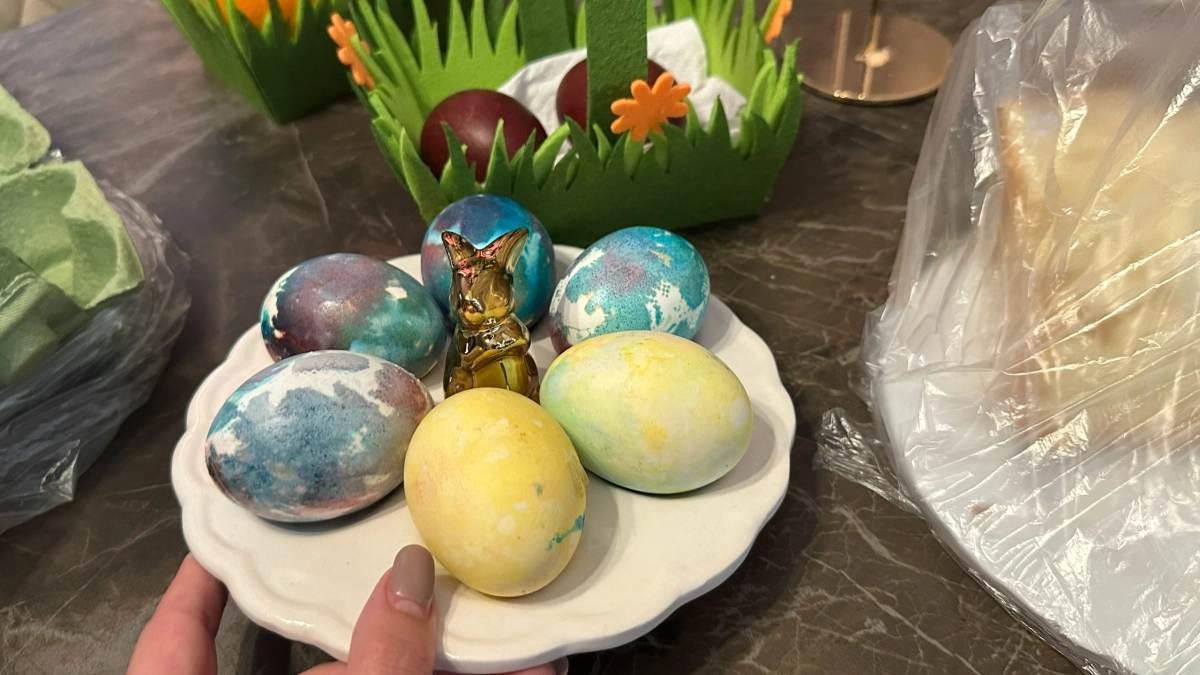 Никакой грязи и скучных наклеек: показываю, как покрасить яйца к Пасхе в рисе. Результат каждый раз уникальный