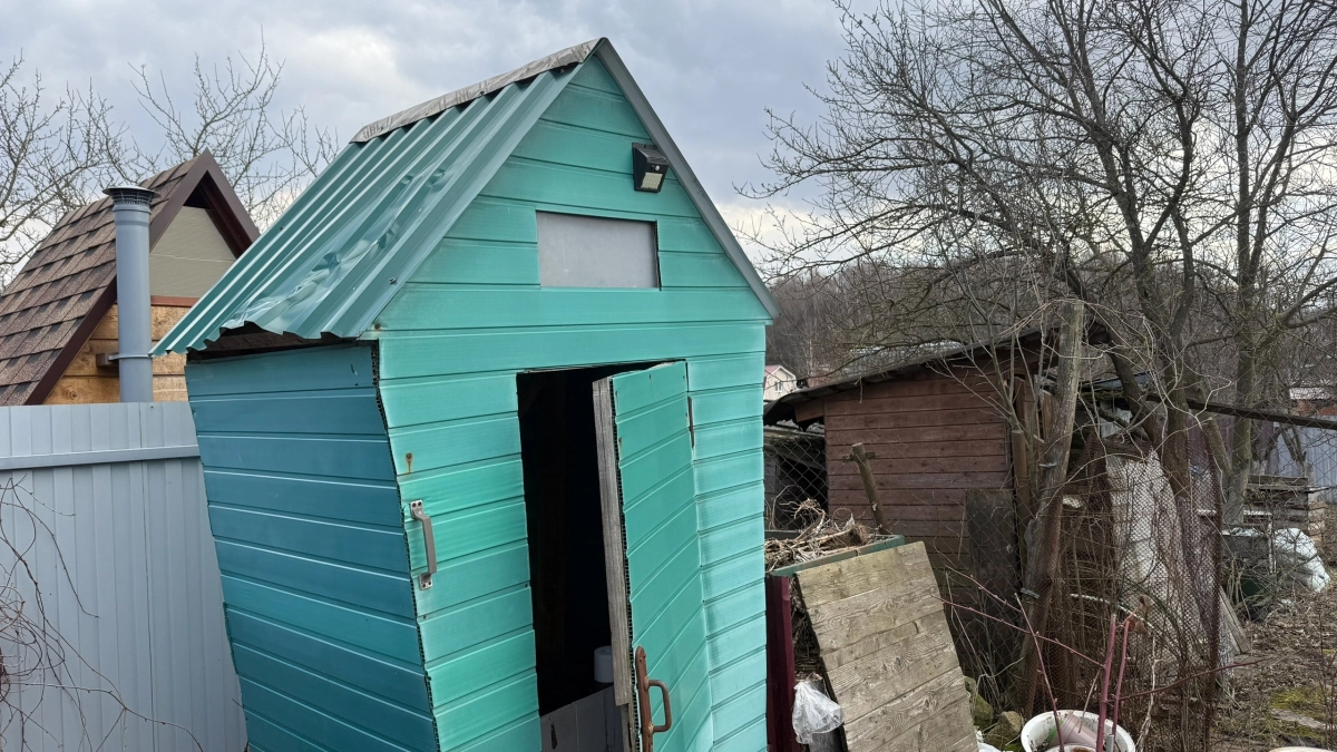 Дачный туалет на улице стоит красавцем и не воняет: 10 классных идей обустройства, которые так легко повторить