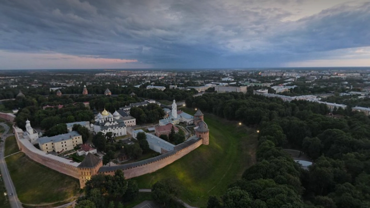 Этот древний русский город туристы обходят стороной, а зря: тишина, красота и уникальные виды - собираемся всей семьей уже в мае 