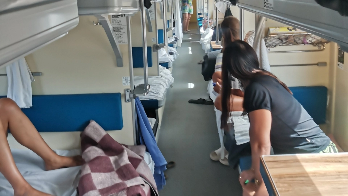 Мамочка с детьми требует вашу нижнюю полку: как без скандала и по закону защитить своё место в поезде