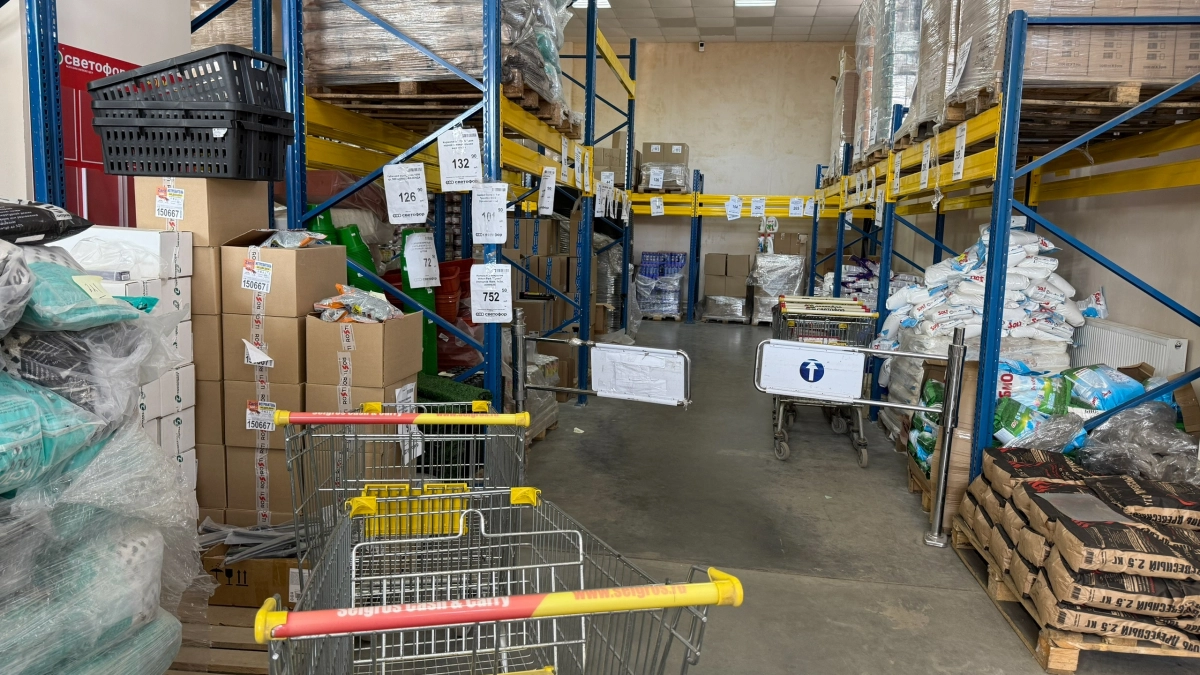 Светофор удивил всех дачным ассортиментом: триммер 2030 р, опрыскиватели 327 р и саженцы облепихи по 193 р - вот мой улов 