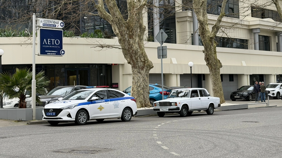 В вопросе поставлена точка — какой поворотник включать при въезде на кольцо: правый или левый