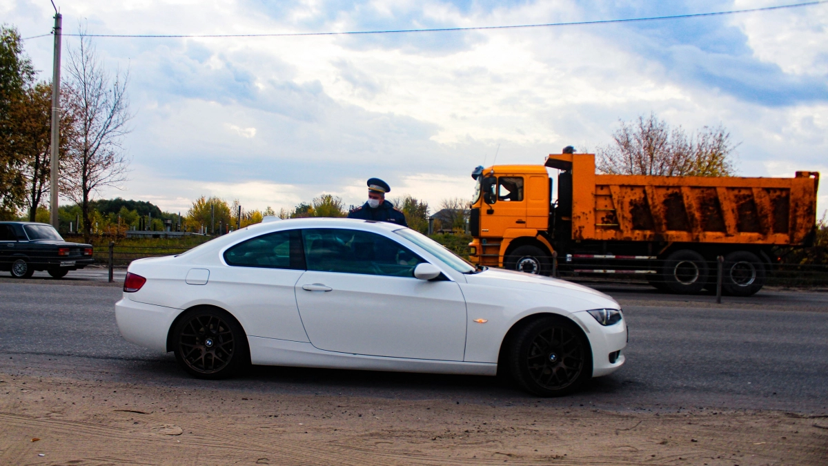 Инспектор ГИБДД просит пройти к нему в машину: как правильно реагировать водителю и отвечать на этот вопрос - чтобы все было по закону 