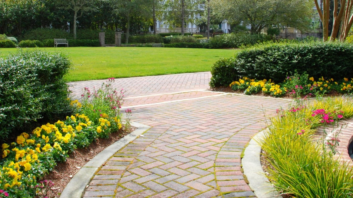 Заливаю садовые дорожки прочнее плитки строго в пропорции 1:3:4 - служат без единой трещины и затраты в четыре раза меньше