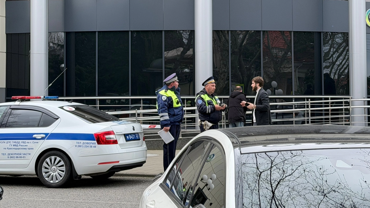 Машина заглушена, а инспектор требует предъявить права — что говорит закон и как вести себя, чтобы не попасть на штраф