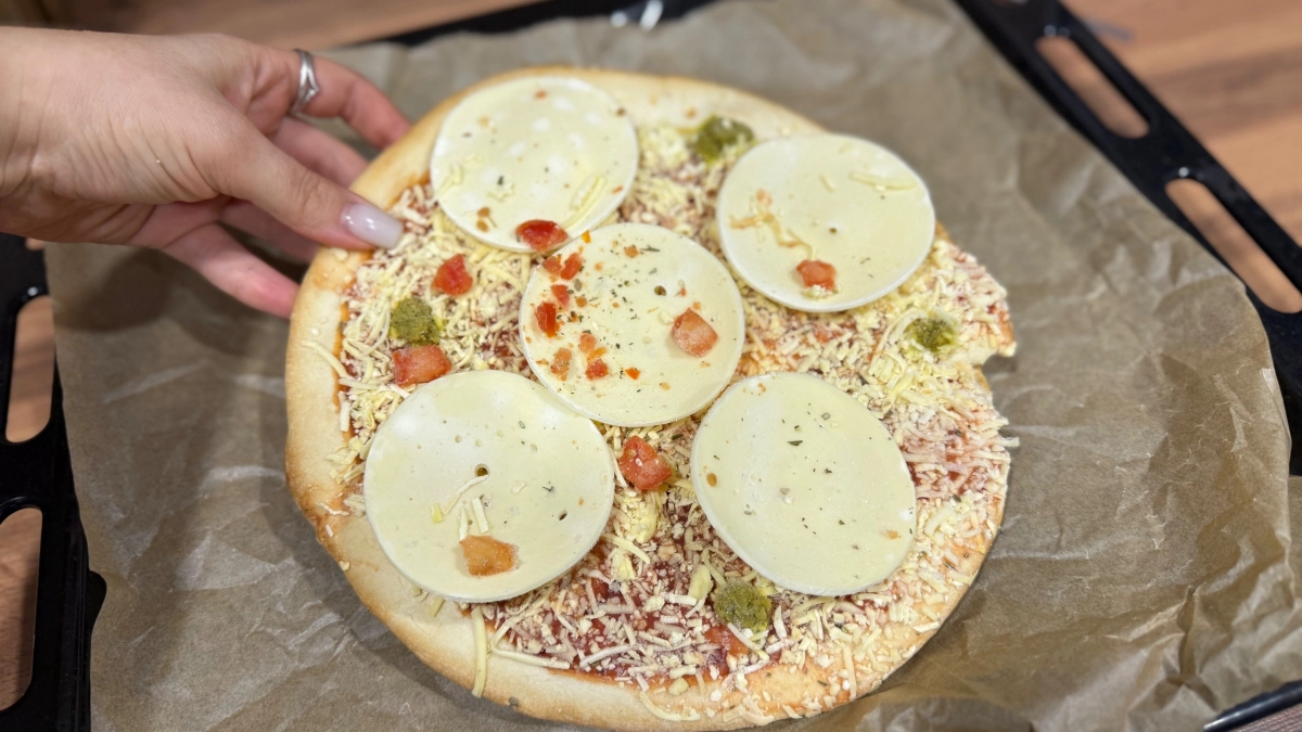 Полстакана кефира и яйцо — и лепёшка как пицца на сковороде: быстрый горячий перекус без возни