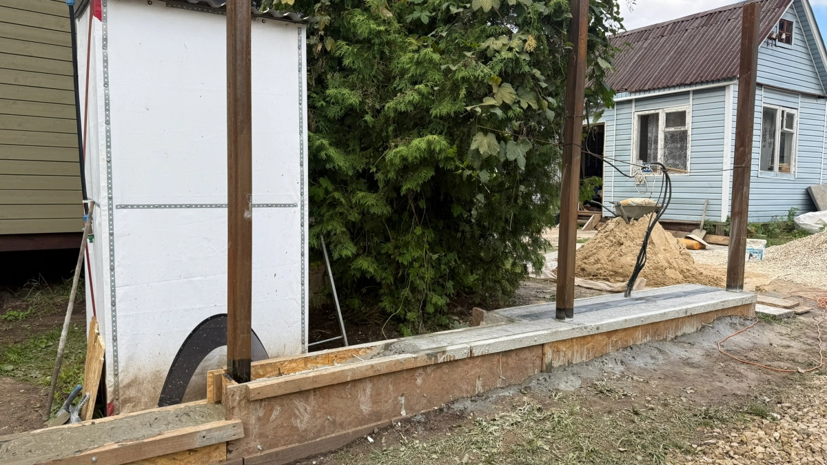 Американцы опять всех обхитрили: научились делать забор из профлиста без профлиста - так он ещё 3 раза дешевле