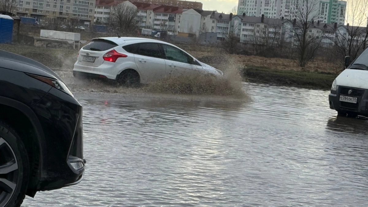 Прокуратура взяла на личный контроль подтопление дороги у крупного строительного магазина в Пензе