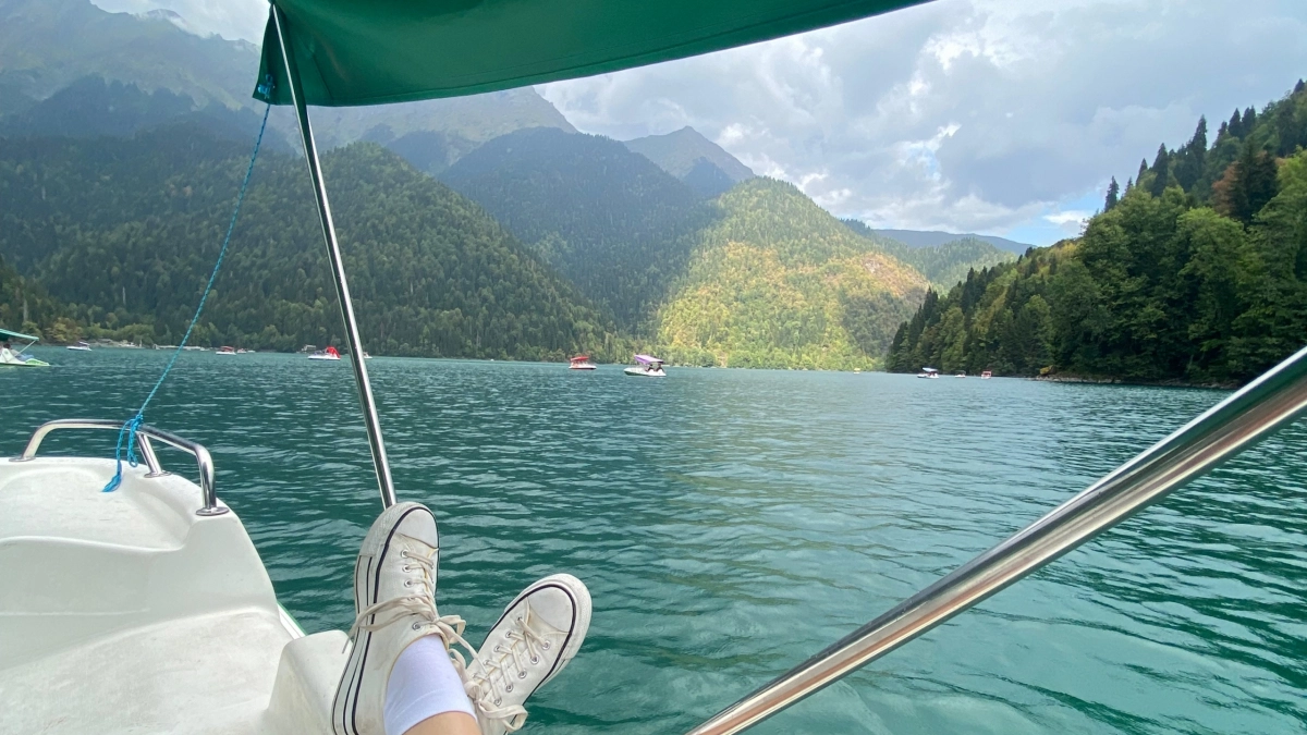 Владелица домика в Абхазии раскрыла, чем чаще всего травятся туристы на море — причина удивила