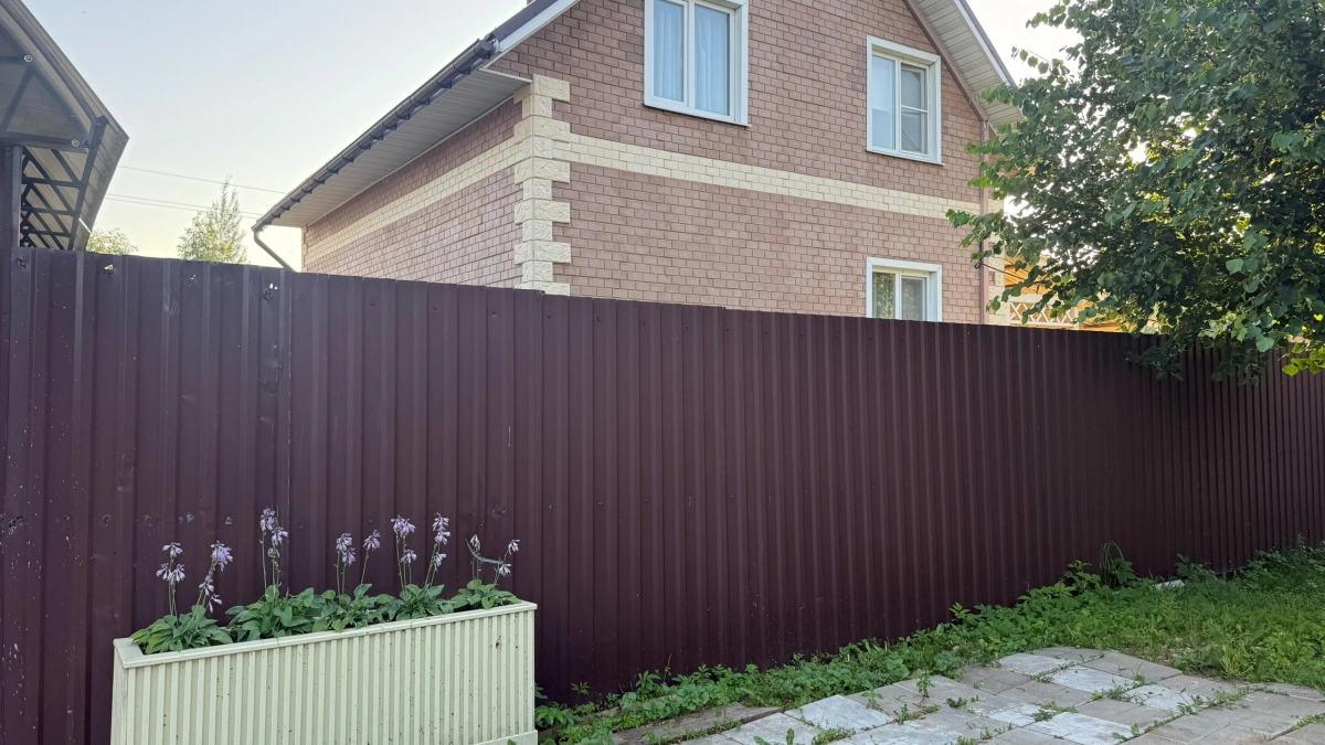 Глухой забор на даче ушел в прошлое: почему металлический забор — плохая идея и что выбирают вместо него сейчас