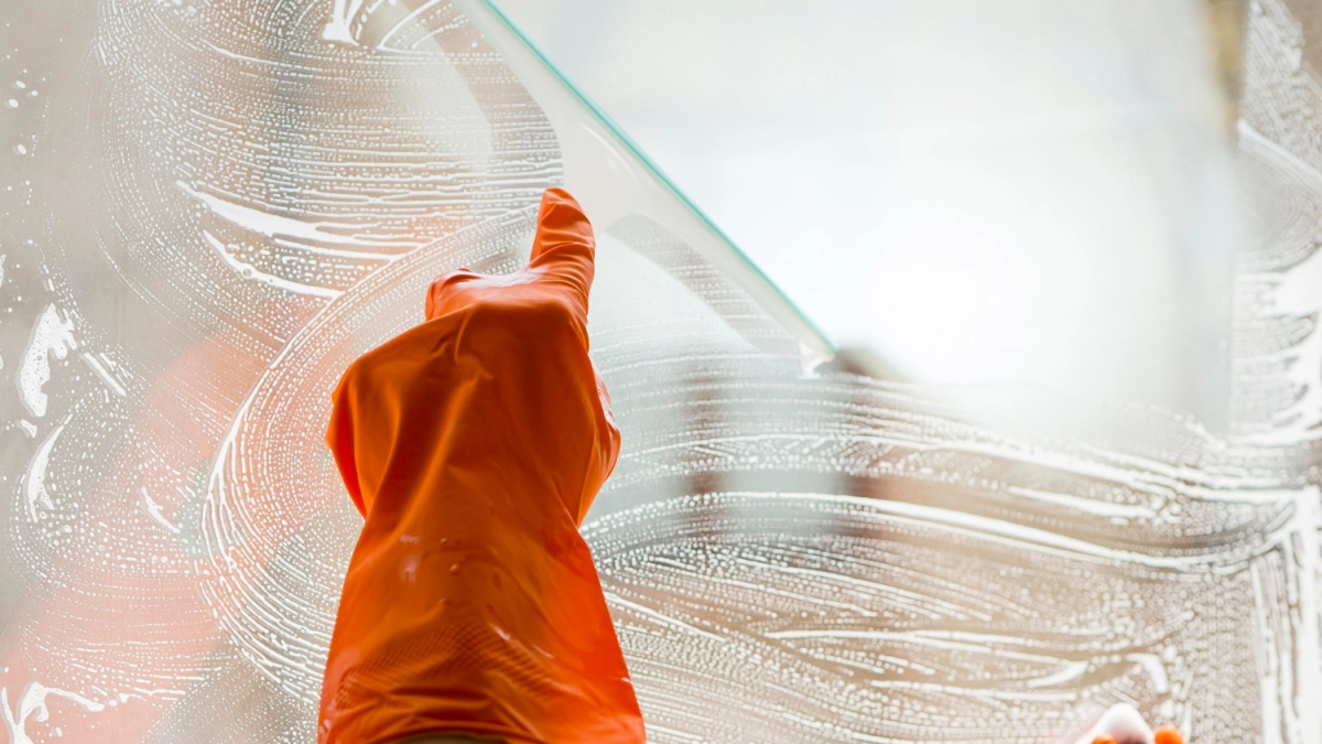 Без тряпки, химии и воды: вот как хитрые китаянки моют все окна одним движением