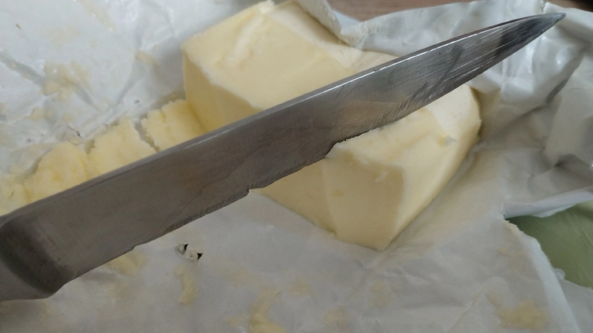 Купил деревенское масло за 1000 руб., сравнил с магазинным — переплачивать больше не буду