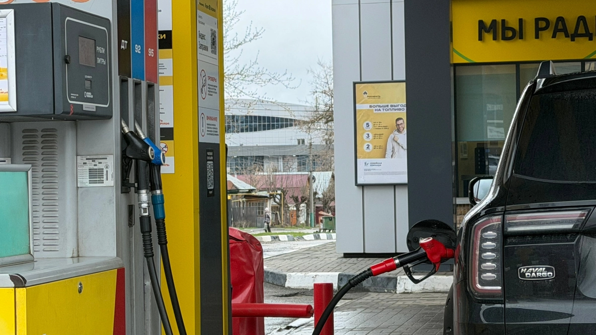 Заехали на заправку, а там стоит «бензовоз»: уезжать или можно заправляться - запомните это правило на всю жизнь 