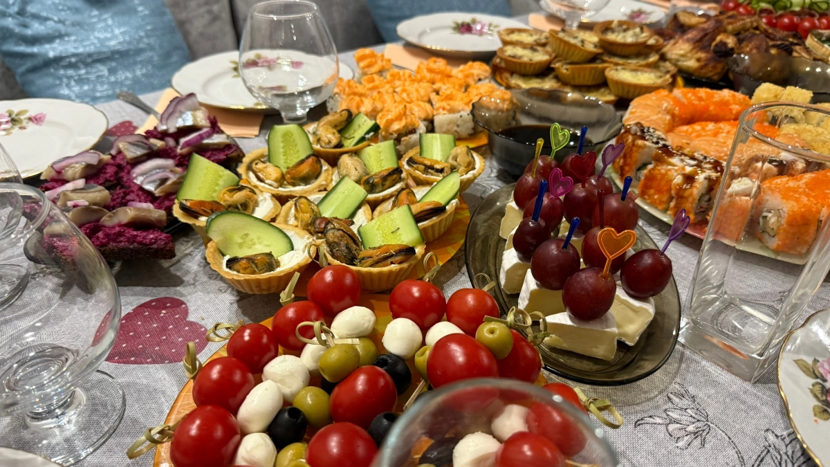 Как отвечать гостям на «что принести с собой»: простая фраза, которая избавляет от неловкости