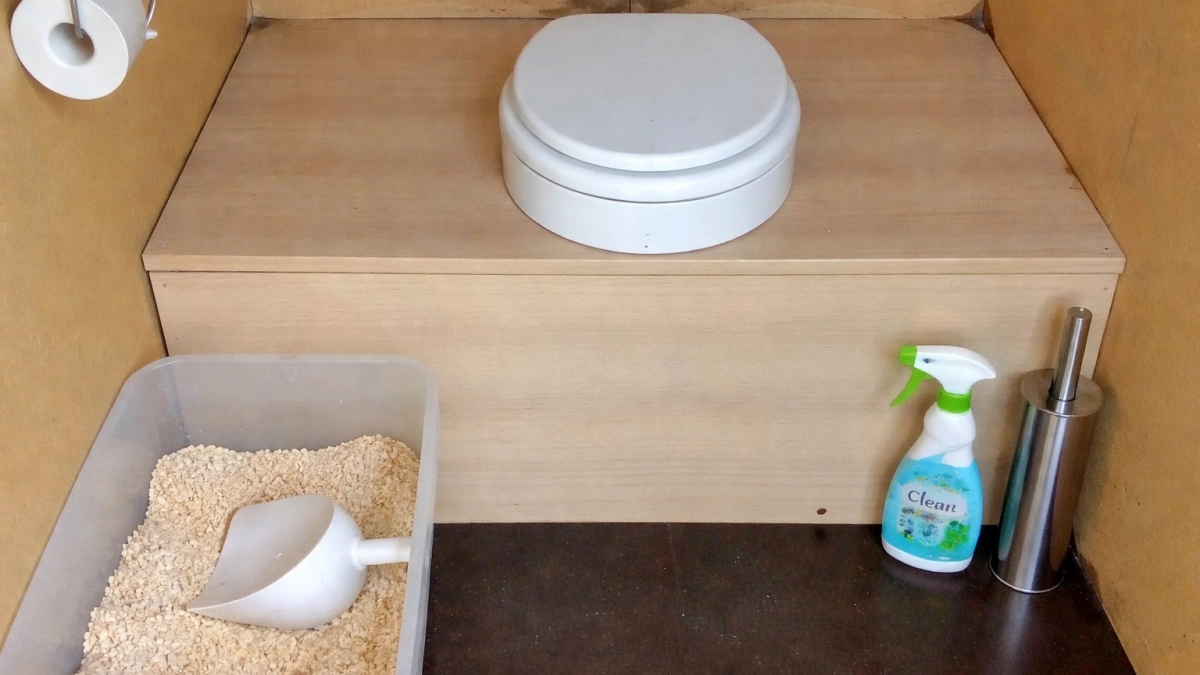 Как построить "умный" дачный унитаз на участке без канализации — не воняет, не коробится и дышит 