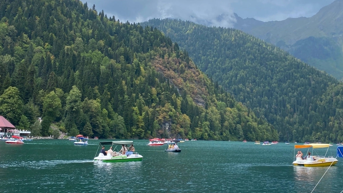 Очереди огромные, кормят гадостью, еще и хамят: россиянка оставила честный отзыв про поездку в солнечную Абхазию