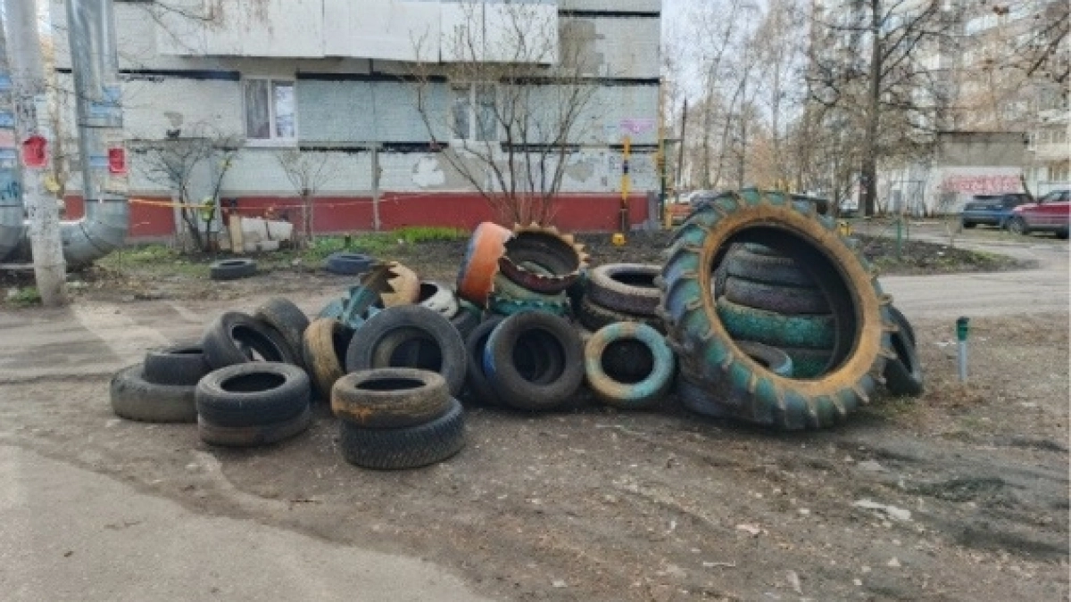 На ул. Антонова на месте детской площадки появилось место для сбора шин