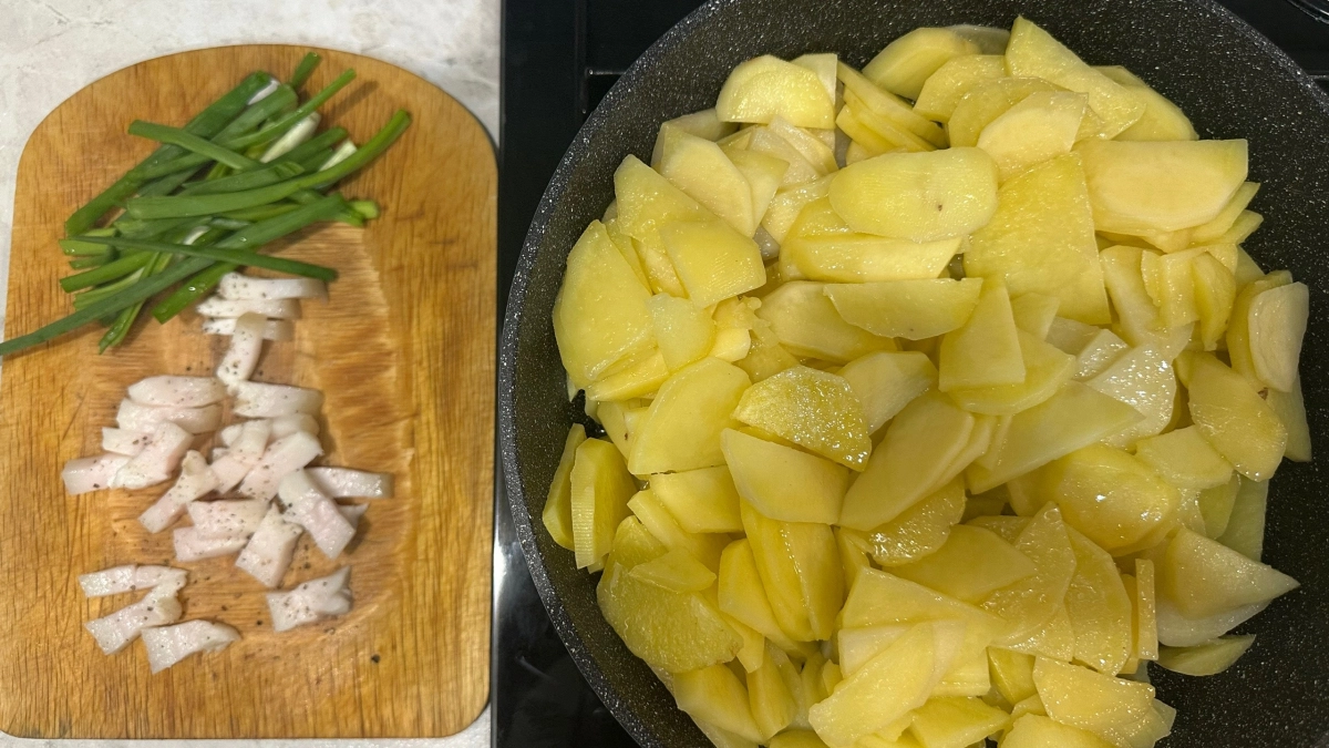 Знаю один трюк с мукой: он делают жаренную картошку намного вкуснее - корочка хрустящая и золотистая, как с картинки