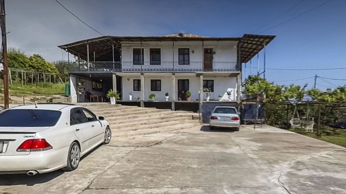 Живут в руинах, но ездят как короли: почему в Абхазии у мужчин «работы нет», но машины как у миллионеров