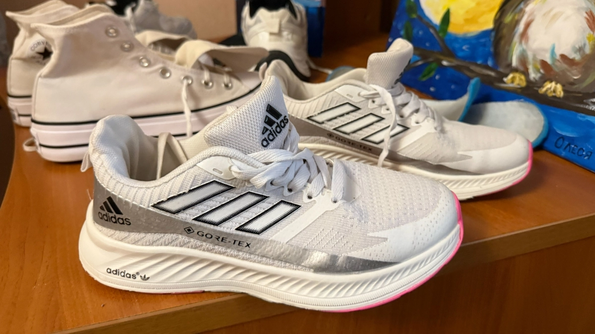 Всего 2 пшика в кроссовки: и ноги больше не воняют - шикарный лайфхак для жаркой весны 