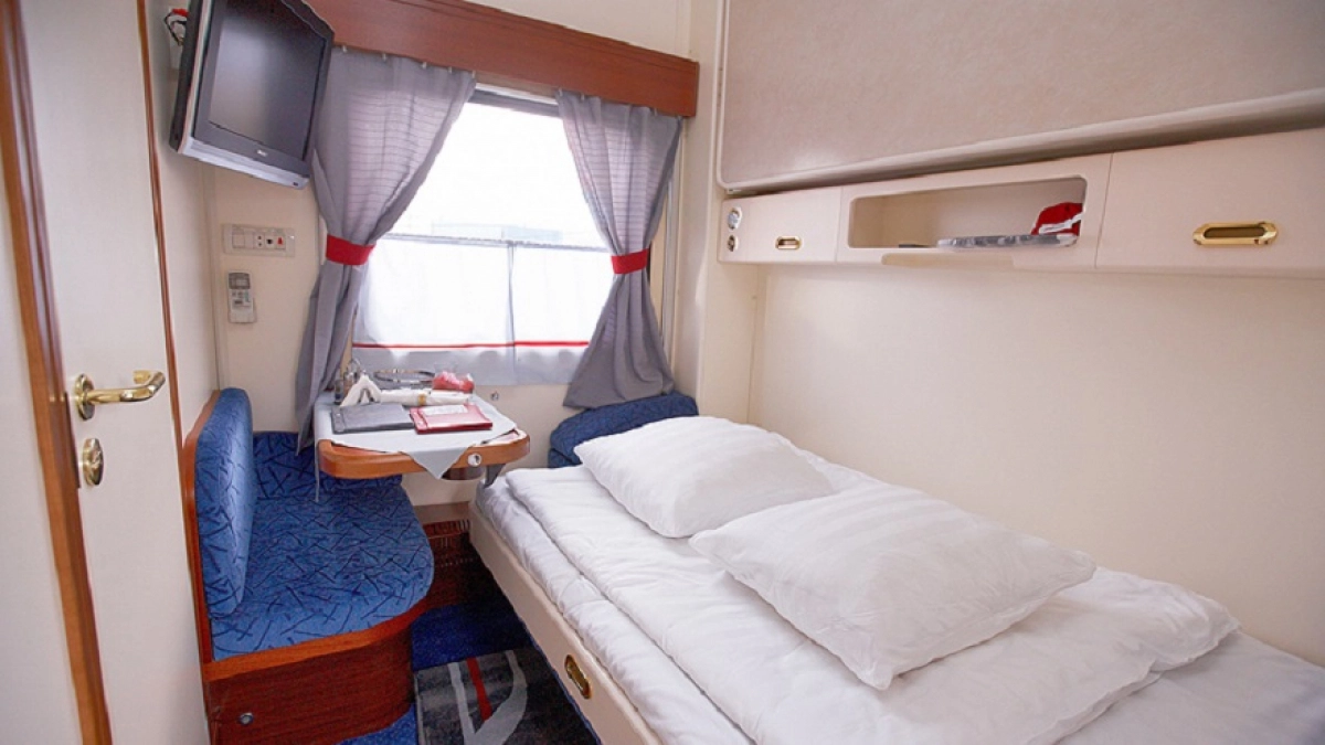 В РЖД появился уникальный вагон: одиночные купе с шкафчиками и умывальником - просьбы пассажиров были услышаны 