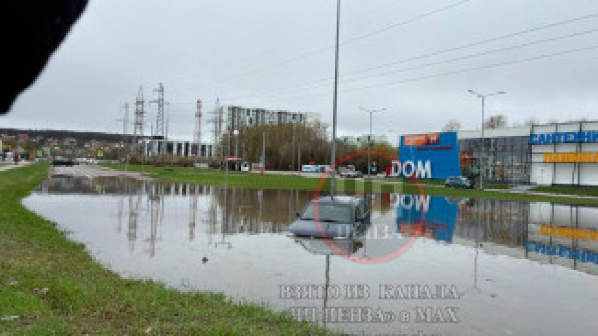 Пензенца снимали с крыши ковшом трактора: чудесное спасение на парковке