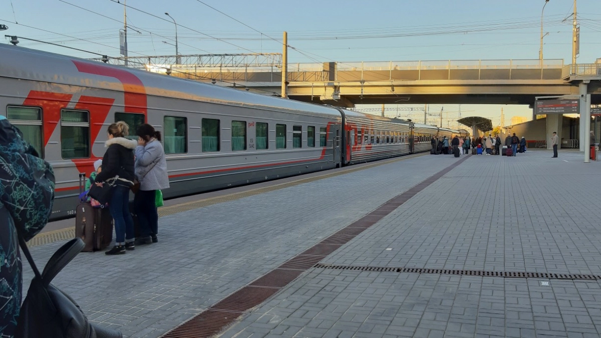 30 минут утром и 30 минут вечером - в РЖД дали точный ответ: сколько времени пассажиры верхних полок могут сидеть внизу 