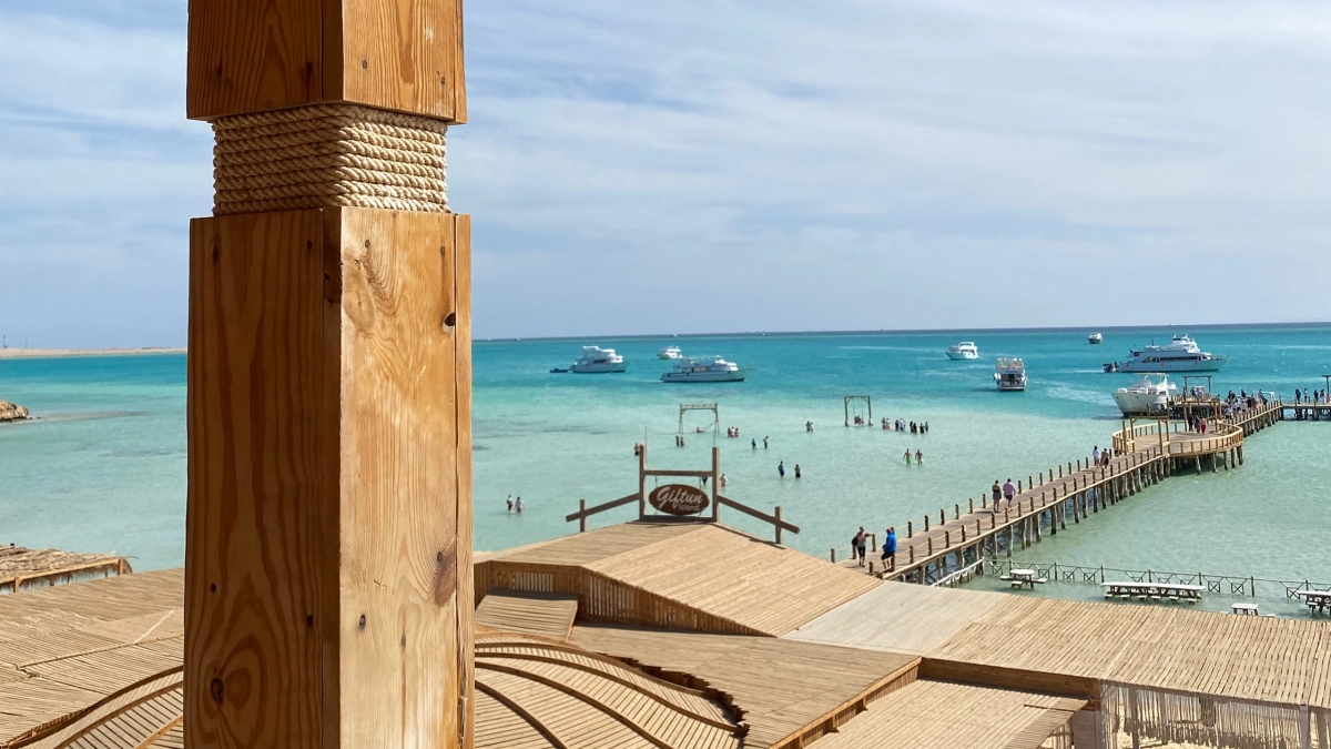 "Все включено" и белоснежный пляж у бирюзового моря: назван идеальный курорт для отдыха семьям с детьми 