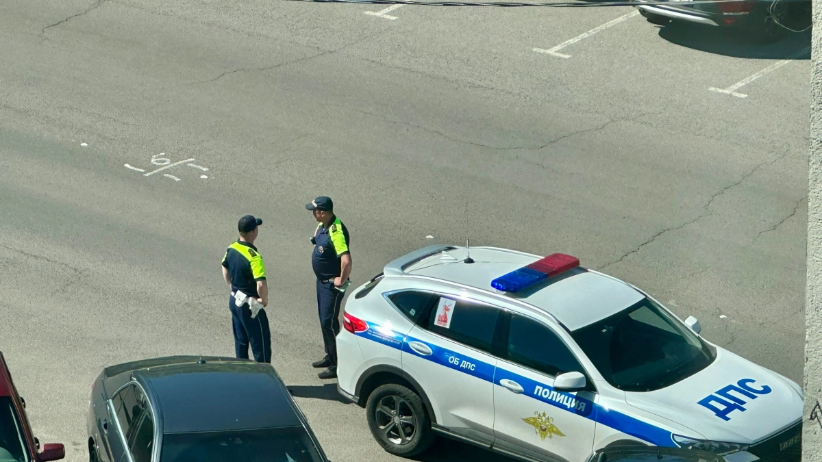 Тормозит инспектор ГИБДД: а сзади пассажир не пристегнут, сразу выписывают штраф - кто должен платить и как вести себя по закону