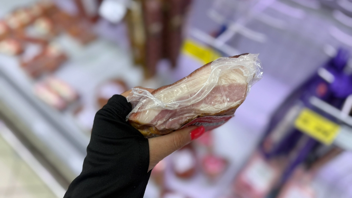 В «Светофор» завезли мясной деликатес для гурманов: грудинка из печи варено-копченая — стоит почти копейки, а вкус восхитительный