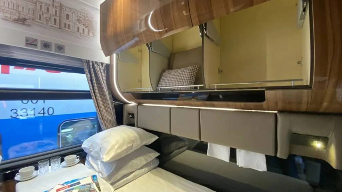 В РЖД обновили плацкартные вагоны: в них появилось то, о чем просили пассажиры - душевые кабины, увеличенные полки и персональные розетки