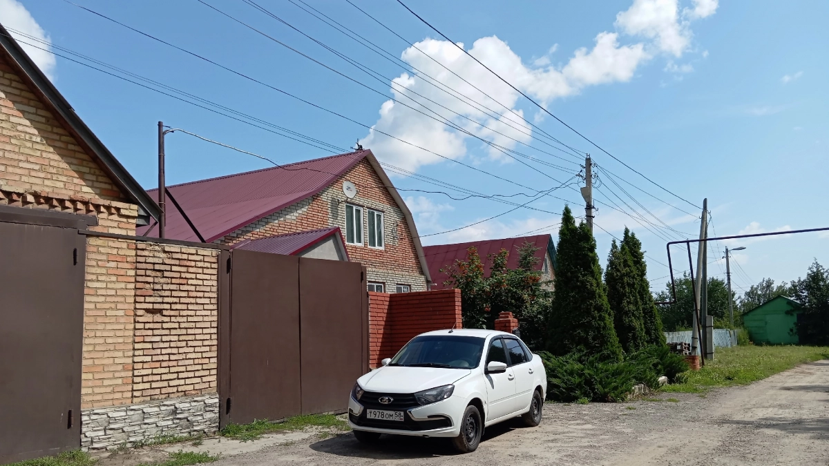 Бетон и асфальт уже прошлый век: есть два современных способа обустроить въезд на участок – без конского ценника и своими руками  