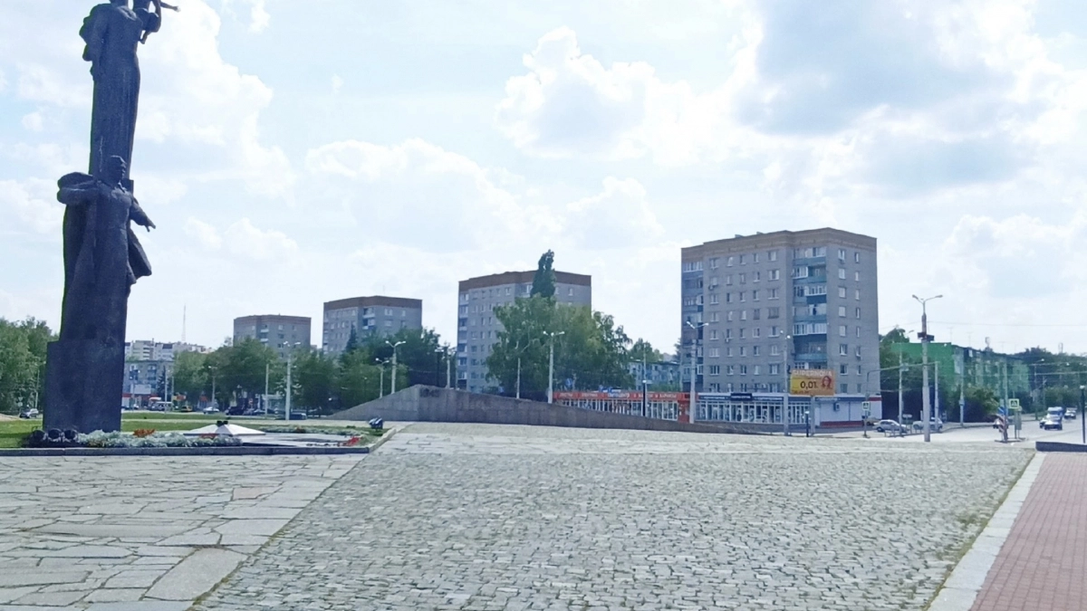 На Коммунистической из окна многоэтажки выпала пенсионерка