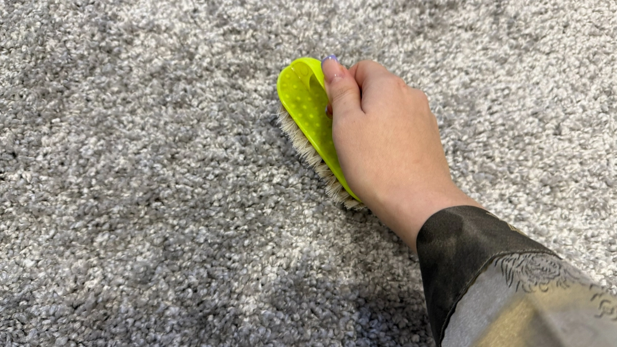 Теперь мои ковры в квартире как новые и мягкие: показываю самый лёгкий способ без усилий удалить всю грязь