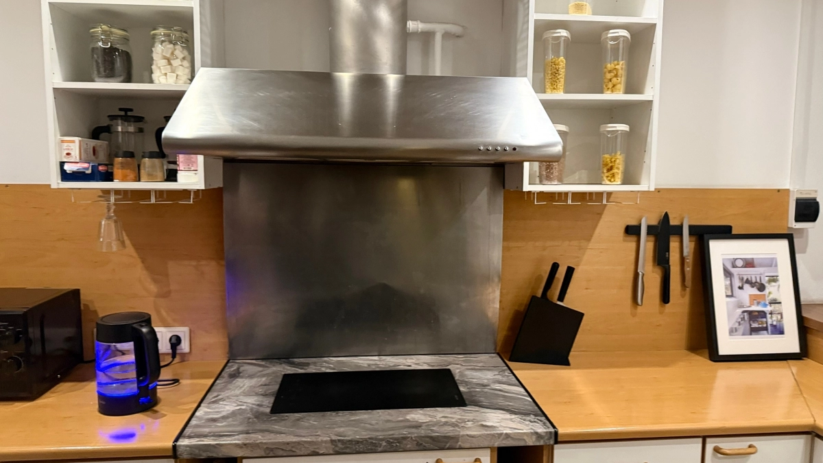 Липкий налет на шкафах убираю за 5 минут: показываю простой способ вернуть кухне блеск и свежесть без едкой химии