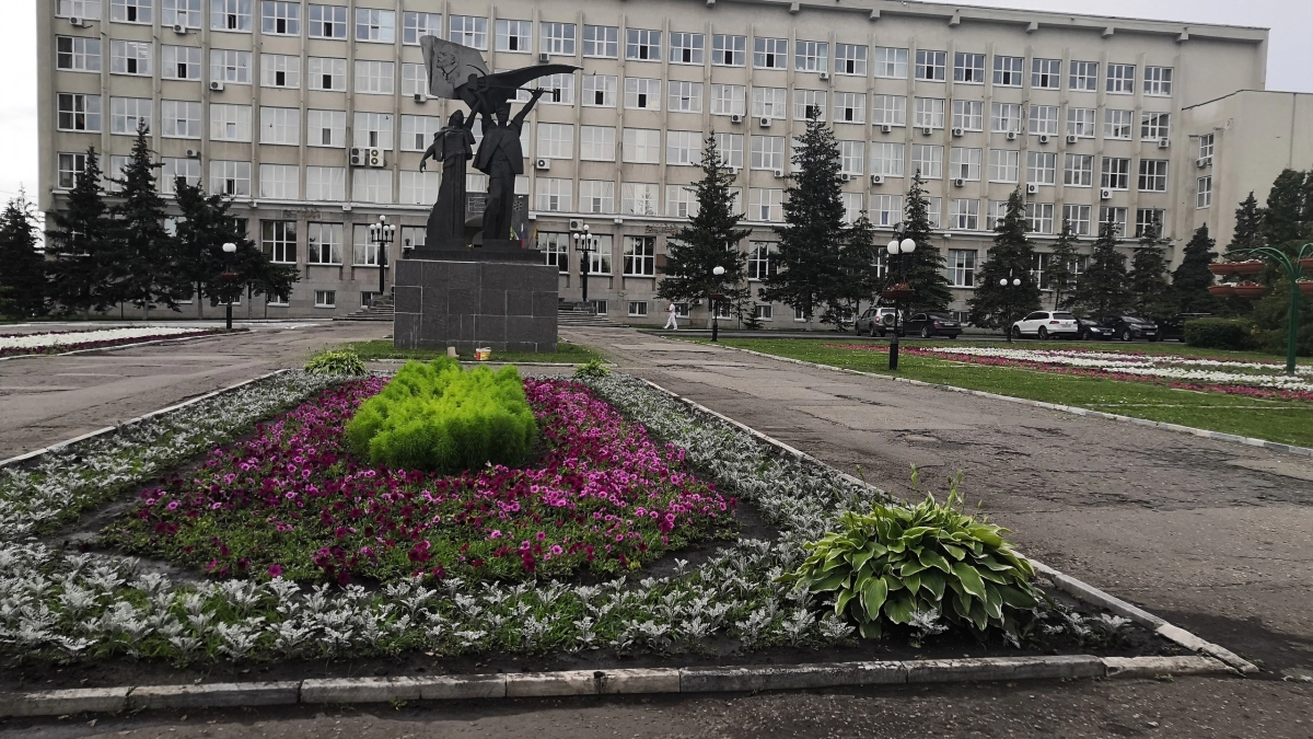 Два почетных гражданина : город удостоил звания генерала Плюща и промышленника Ратникова